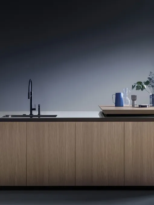 Cucina Design con isola Antis Project 10 in Rovere sabbiato naturale e top in acciaio inox di Euromobil
