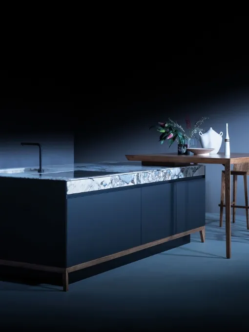 Cucina Design con isola in laminato Fenix con top in pietra naturale marmo e penisola in legno di Olmo naturale Sei Project 3 di Euromobil