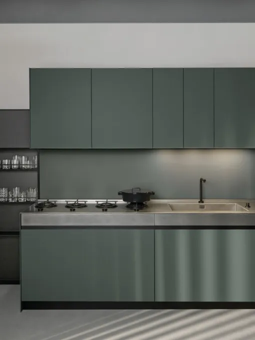 Cucina Design lineare Sei Project 2 in laminato Fenix e top in acciaio invecchiato di Euromobil