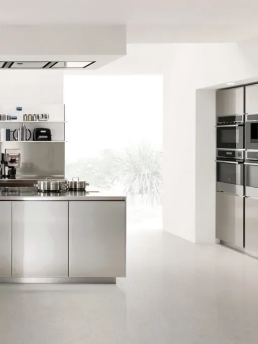 Cucina Design con isola in acciaio inox Free Steel di Euromobil