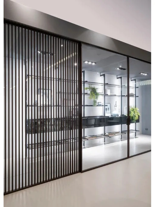 Porta per interni Zeus Tokyo con profilo in alluminio finitura Rovere e vetro di Doal