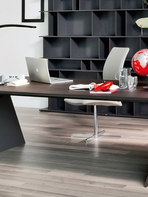 Scrivania Direzionale Vega in acciaio rivestita in legno di Cattelan Italia